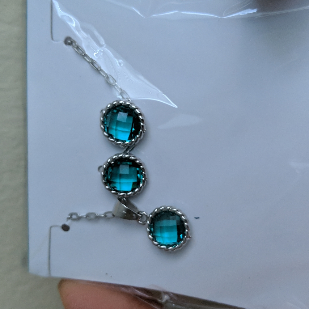 3 in 1 : pendant, chain, earrings